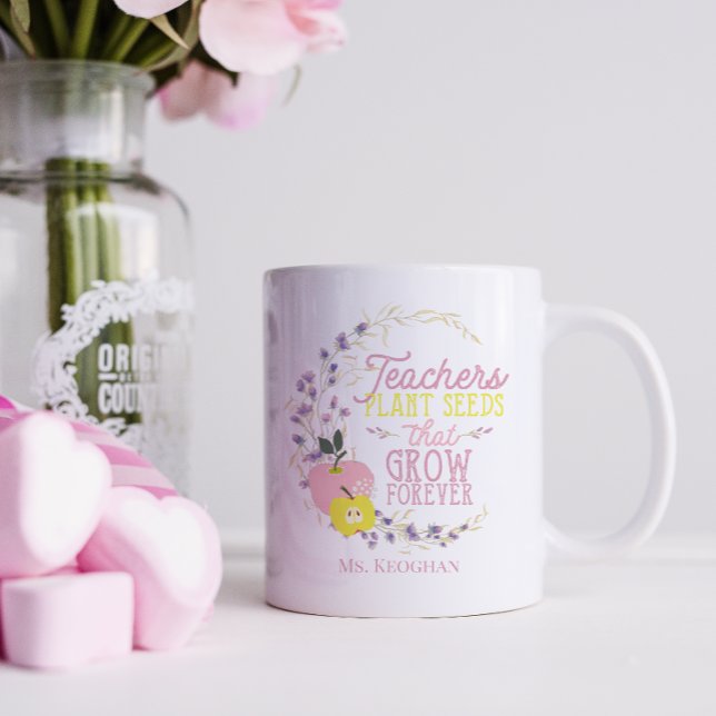 Mug Citation de semences Plantes pour les enseignants  (Teachers Plant Seeds that Grow Forever Mug with pretty floral wreath and apples.  Add Teachers name)
