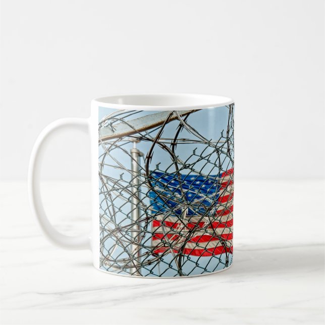 Mug Clôture et drapeau de la prison (Gauche)