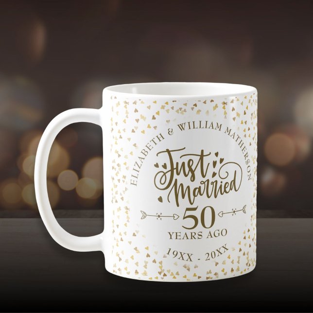 Mug Coeurs d'or du 50ème anniversaire de Mariage (Just Married 50th Wedding Anniversary Gold Hearts Coffee Mug)