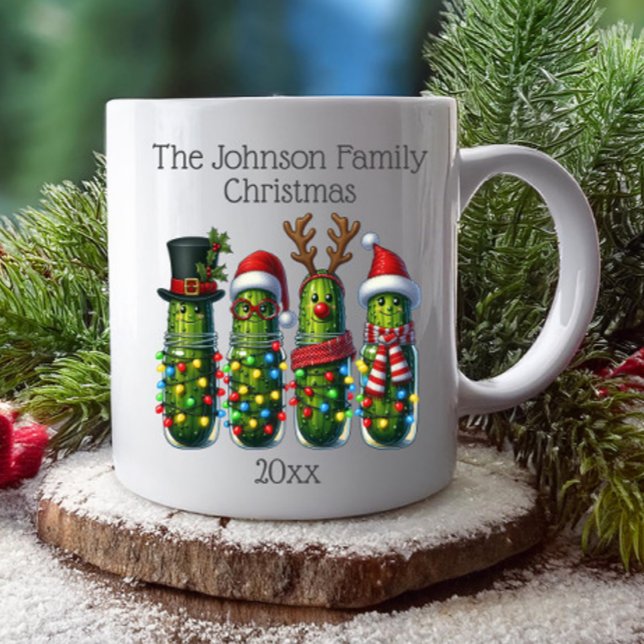 Mug Collettes de Noël amusantes Nom de famille (Funny Christmas pickles family name and date mug for the holidays)