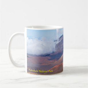 Mug cônes de cendres et montagnes au cratère haleakala