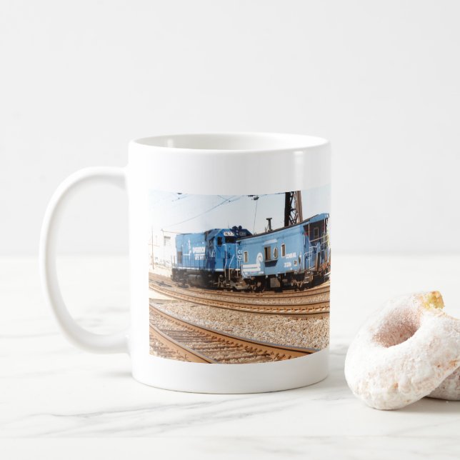 Mug Conrail Diesel #1633 GP-15-1 et caboose           (Avec donut)