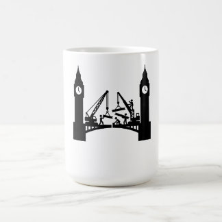 Mug Construction épique d'un pont à tour horloge à Lon