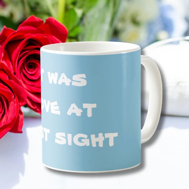 Mug Cool, mignonne, bleu doux "C'était l'amour au prem (Cool, Cute, Soft Blue "It was love at first sight" Coffee Mug.)