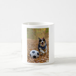 Mug Corgi jouant au football