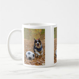 Mug Corgi jouant au football