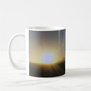 Mug coucher du soleil dans le désert.