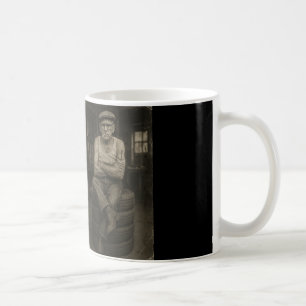 Mug Couple âgé de mécaniciens dans un vieux garage.