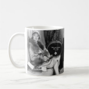 Mug Couple assis ensemble dans un compartiment d'un tr