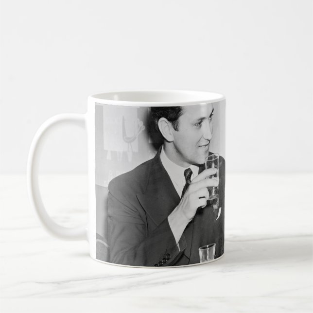 Mug Couple assis ensemble dans un restaurant flirtant  (Gauche)