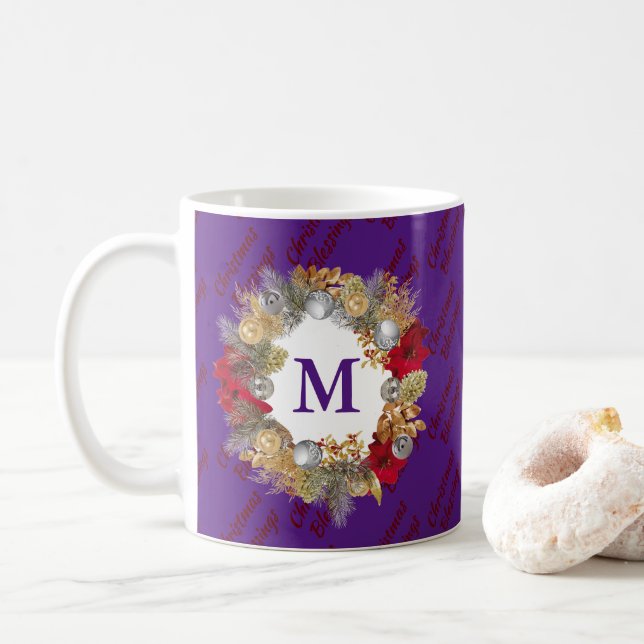 Mug Couronne de Noël violet de monogramme (Avec donut)