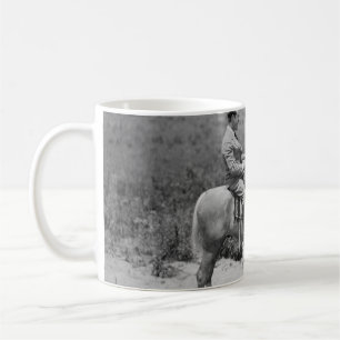 Mug Cowboy et homme d'affaires jouant aux dames à chev