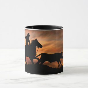 Mug Cowboy et Steer Roping au coucher du soleil