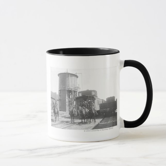 Mug Cowboys sur des chevaux posant devant un train (Droite)