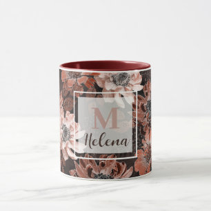 Mug Crème, fleurs de teracote sur un arrière - plan br