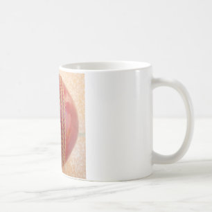 Mug Crimson Stitch Focus : Gros plan du coeur du crick