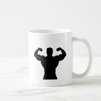 Mug culturiste fléchissant des muscles
