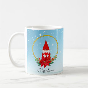 Mug Cute Gnome et couronne de Noël sur canapé bleu cla