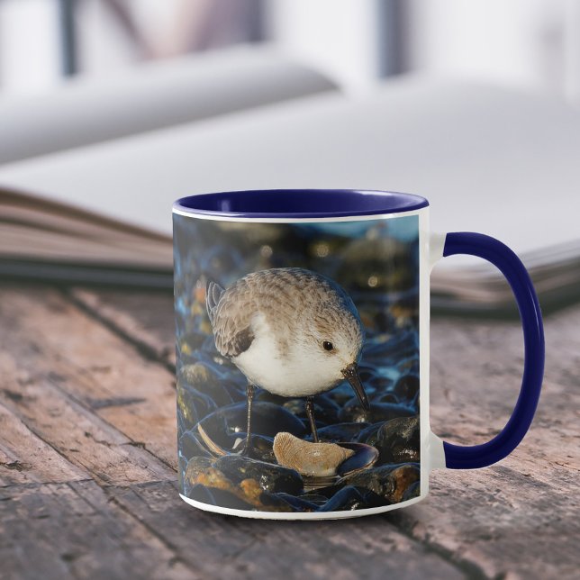 Mug Cute Sanderling Déguste Des Fruits De Mer À La Pla (Cute Sanderling Enjoys Seafood Dining 11 oz Coffee Mug Cover Photo.)