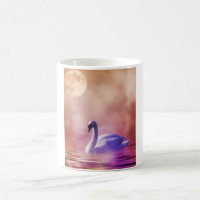 Cygne blanc flottant sur un lac brumeux