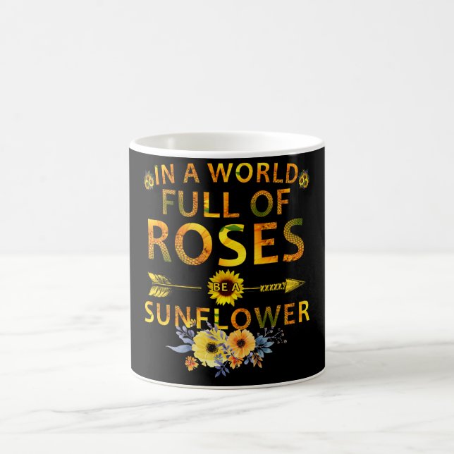 Mug dans un monde plein d'roses être un tournesol (Centre)