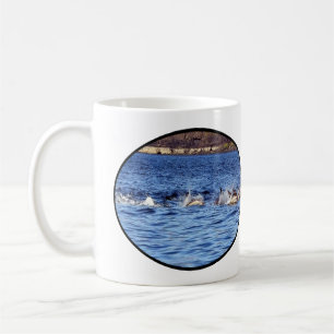 Mug Dauphins communs en surfacing actif, scène océaniq