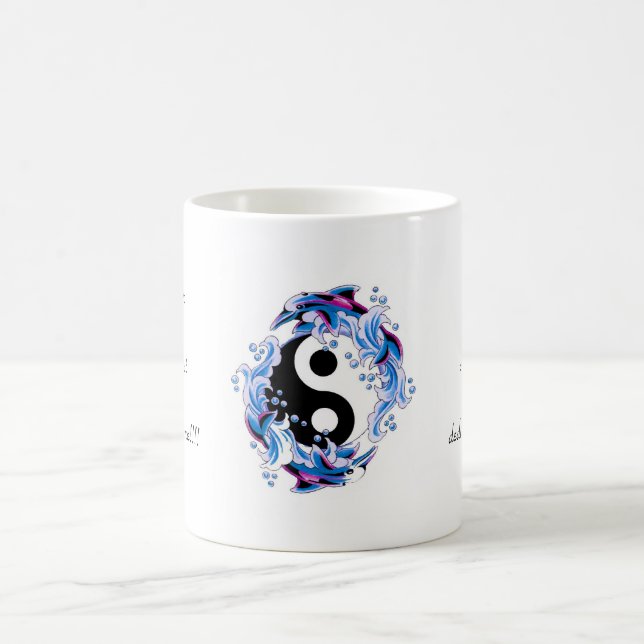Mug Dauphins frais de Yin Yang de symbole de tatouage (Centre)