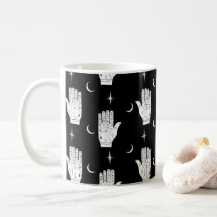 Mug de café Palmistry avec des mains de dissimulat