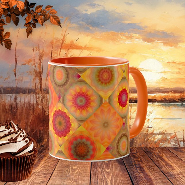 Mug de design à motifs floraux ensoleillé (Mug with an abstract floral art pattern in quilt or patchwork style in warm sunny colors.)