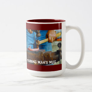 Mug de l'homme qui travaille le marteau et l'enclu