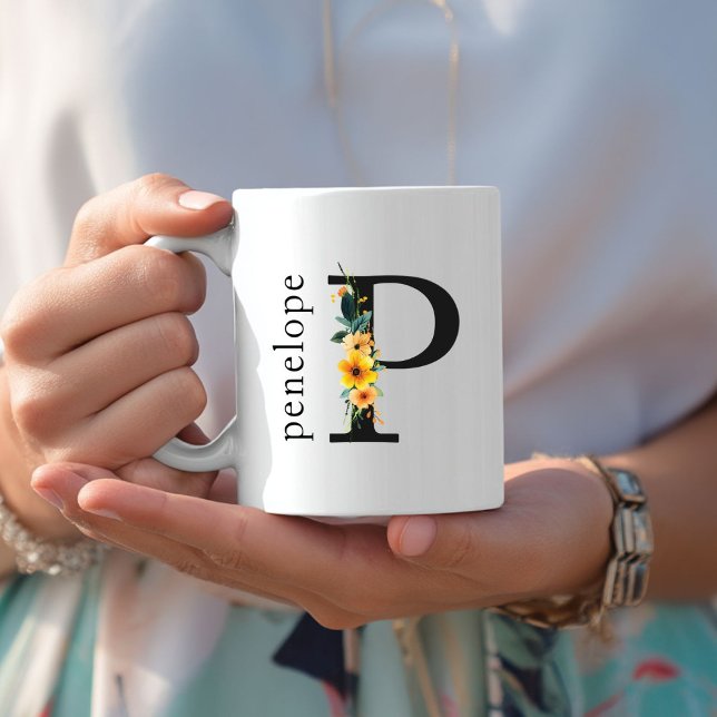 Mug de monogramme de P floral avec nom modifiable (Floral P Monogram Mug with Editable Name. Yellow, Orange & Greenery Watercolor Flowers.)
