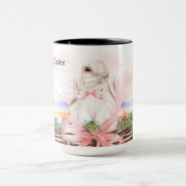 Mug de Pâques avec lapin blanc dans le panier