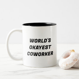 Mug de typographie amusante de collègue le plus Ok