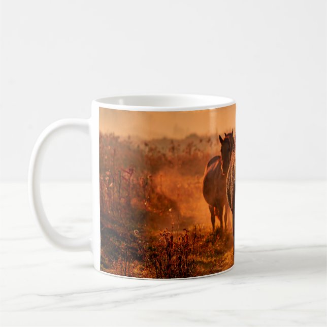 Mug des chevaux koniks sauvages qui sont arrivés tout  (Gauche)