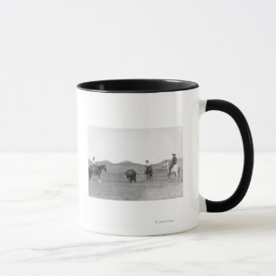 Mug Des cowboys à cheval en train de rouler des buffle