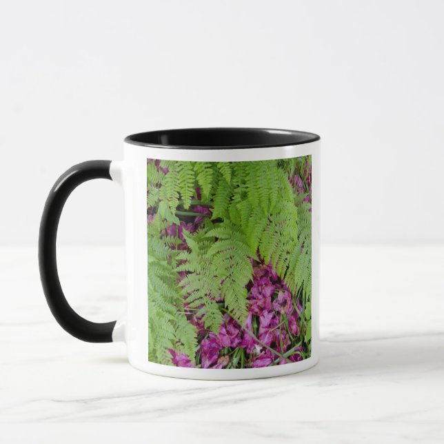 Mug Des fougères de forêt avec pétales de fleurs roses (Gauche)