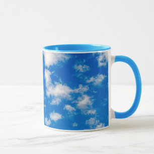 Mug Des nuages blancs gonflés dans un ciel bleu