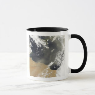 Mug Des panaches de poussière soufflant au large des c