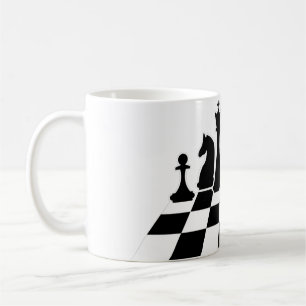 Mug Des pièces d'échecs noires sur un échiquier