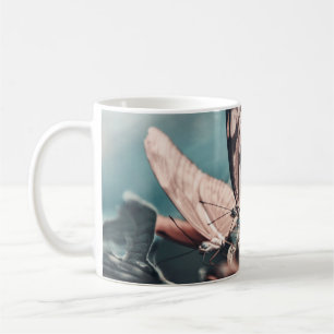 MUG DEUX BOUTEILLES BROWN ET NOIRES EN HAUT DE FLEURS 