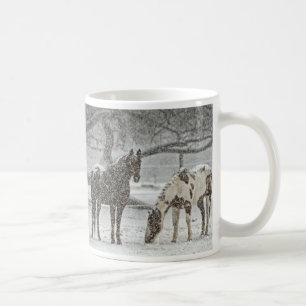 Mug Deux Chevaux dans le pâturage neigeux dans une dou