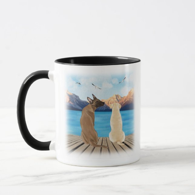 Mug Deux chiens assis sur une jetée regardant l'eau (Gauche)