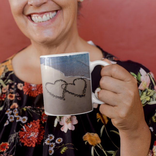 Mug Deux Coeurs Dans La Coupe De Sand Beach (Créateur téléchargé)