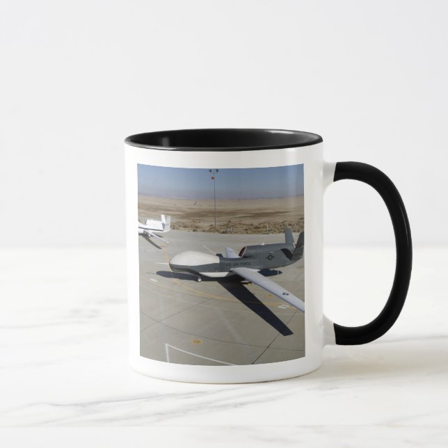 Mug Deux Global Hawks stationnés sur une rampe (Droite)