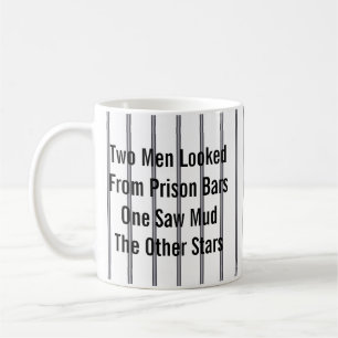 Mug Deux hommes regardaient des barreaux de prison...