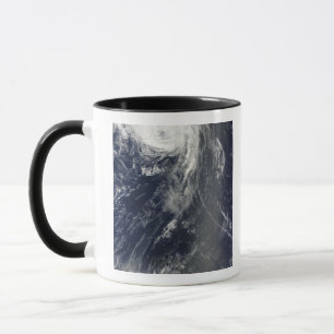 Mug Deux tempêtes puissantes couvrent l'océan Atlantiq