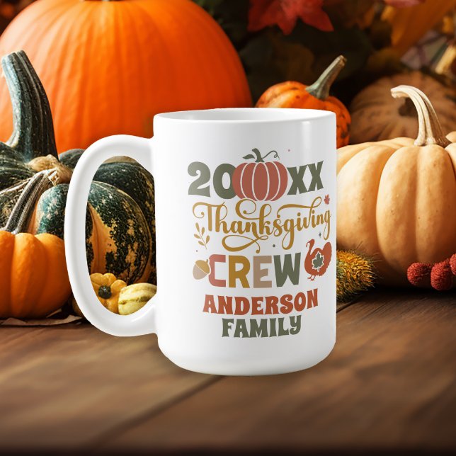 Mug Dîner d'action de grâces Nom de famille Année de c ("Thanksgiving Crew" family keepsake mug)