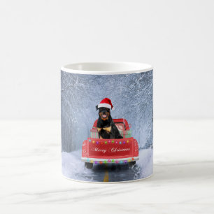 Mug Dog Rottweiler en neige assis sur un camion de Noë