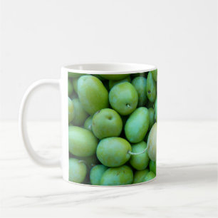 Mug d'olives vertes fraîches