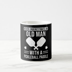 Mug Don de Pickleball Ne sous-estimez jamais un vieil
